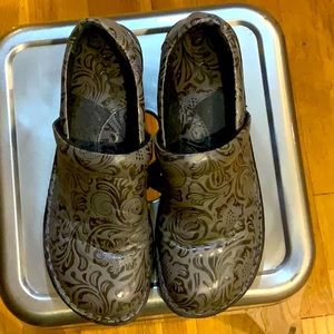 Dark grey damask clogs - vegan